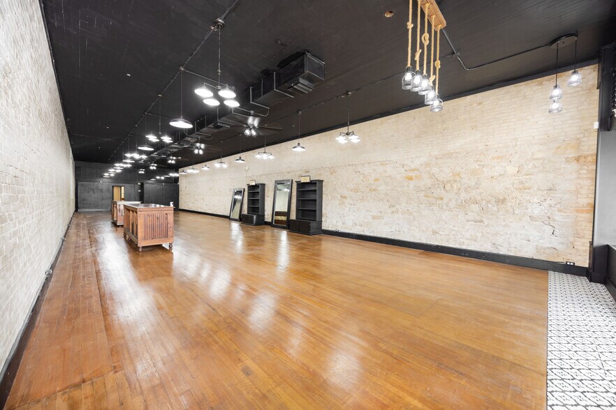 More Photos Of 1118 18th St, Hondo Storefront For Sale