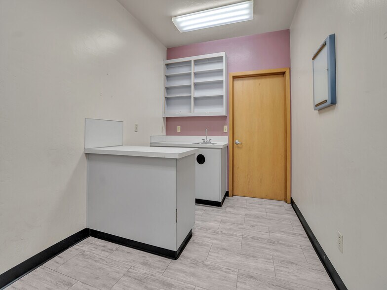 More Photos Of 711 W Main St, Sheridan Veterinarian Kennel For Sale