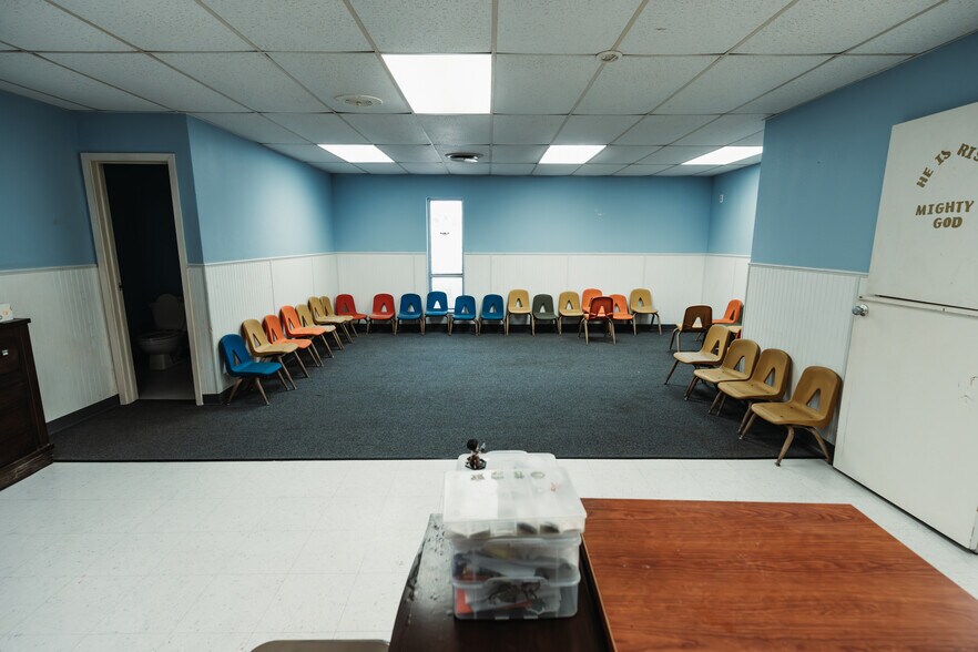 More Photos Of 900 Natchez Ave, Pasadena Schools For Lease