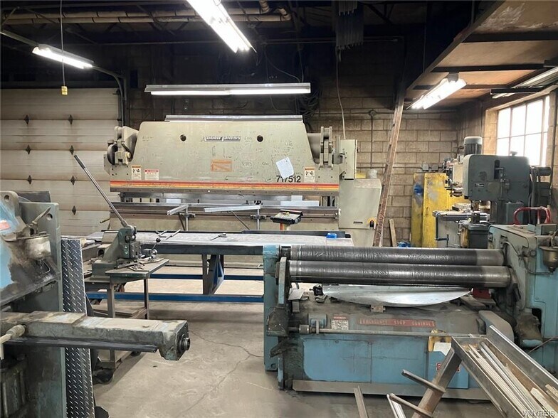 More Photos Of 2543 Seneca Ave, Niagara Falls Manufacturing For Sale