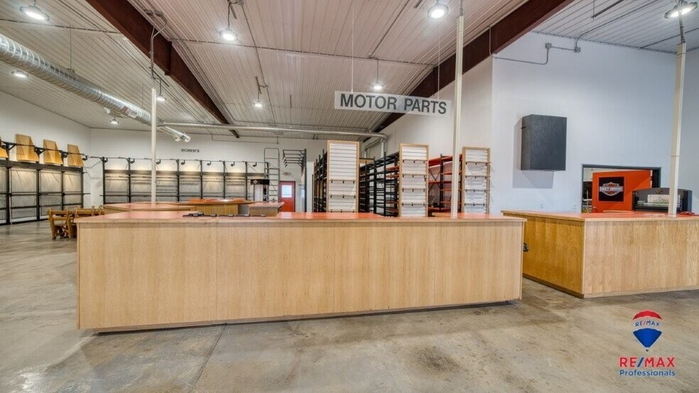 More Photos Of 2423 E Cleveland St, Sundance Flex For Sale