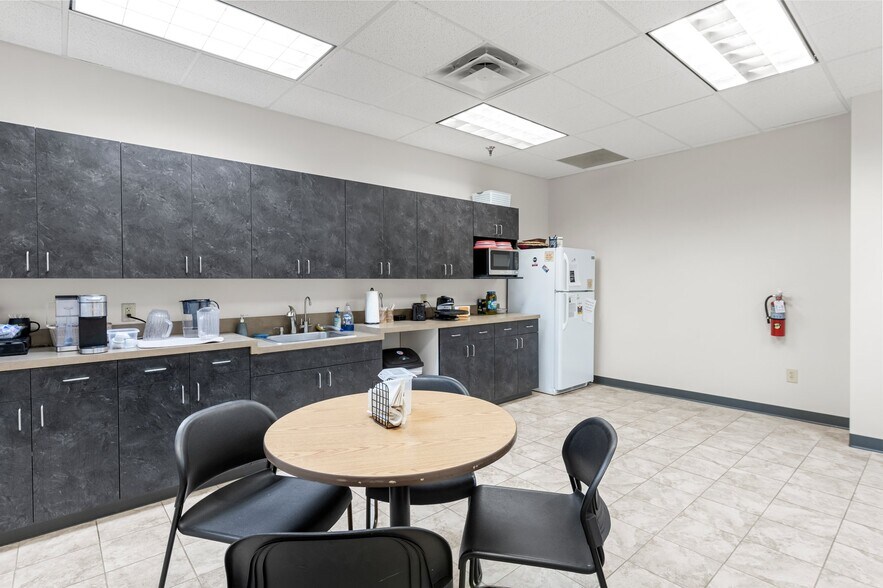 More Photos Of 501-617 Travelers Trl, Burnsville Research And Development For Lease