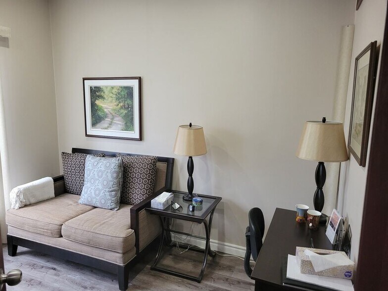 More Photos Of 410-420 N Service Rd E, Oakville Office For Sale