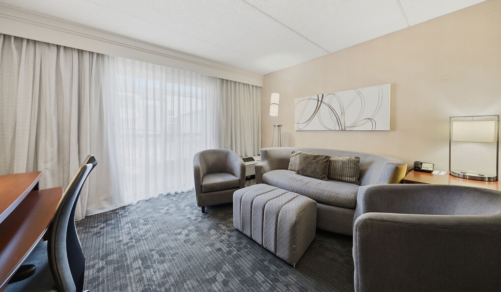 More Photos Of 800 Lake Cook Rd, Deerfield Hotel For Sale