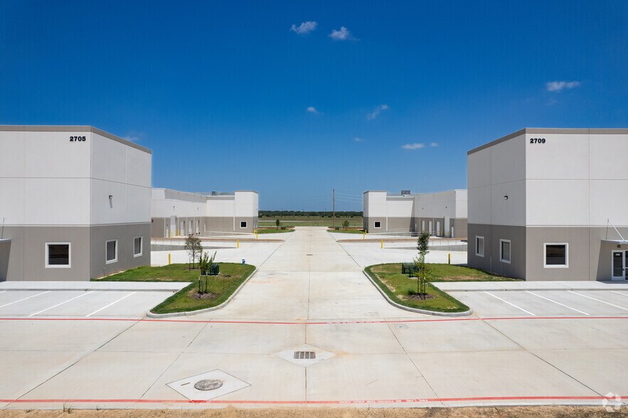 More Photos Of 2270 Twinwood Pky, Brookshire Unknown For Lease