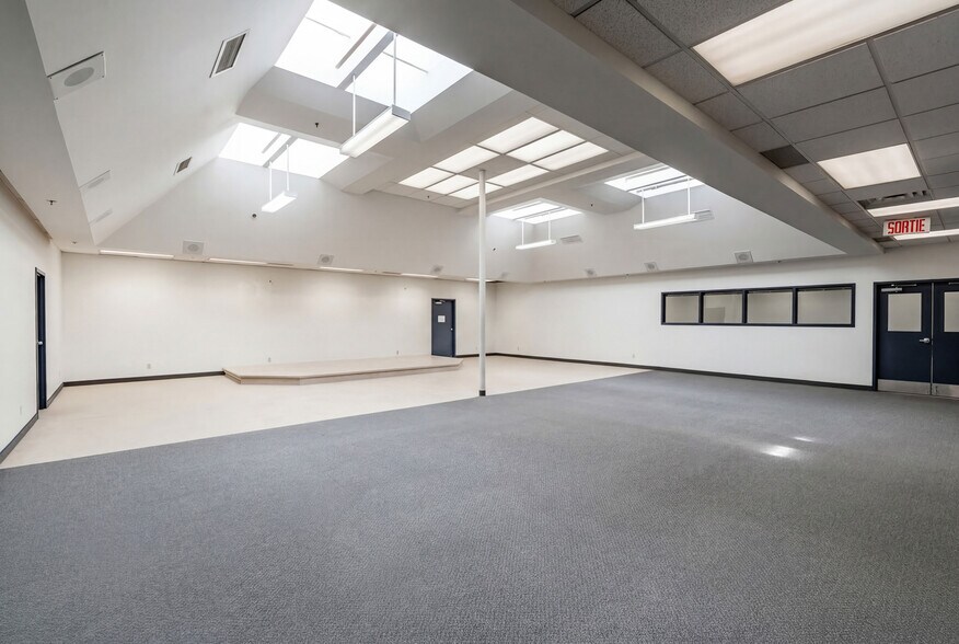 More Photos Of 3540-3550 Frobisher St, Montréal Industrial For Sale