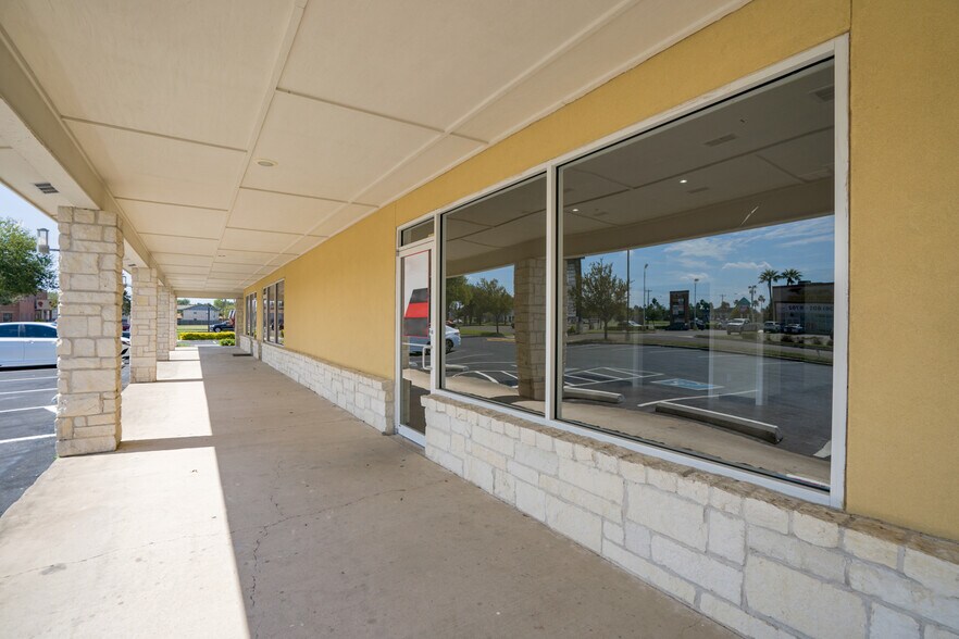 More Photos Of 6400 N 10th St, McAllen Freestanding For Lease