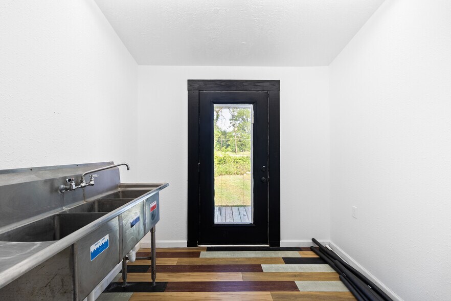 More Photos Of 327 S Robb St, Trinity Specialty For Sale