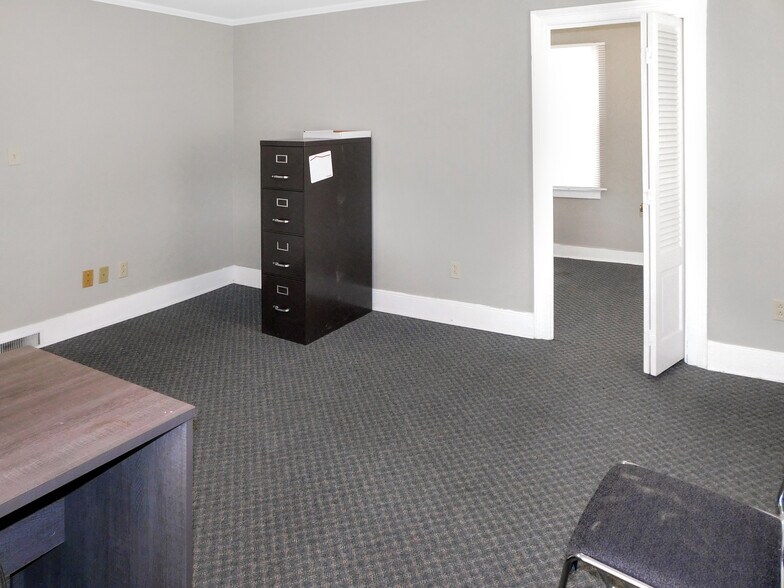 More Photos Of 122 E Main St, Rockton Office For Lease