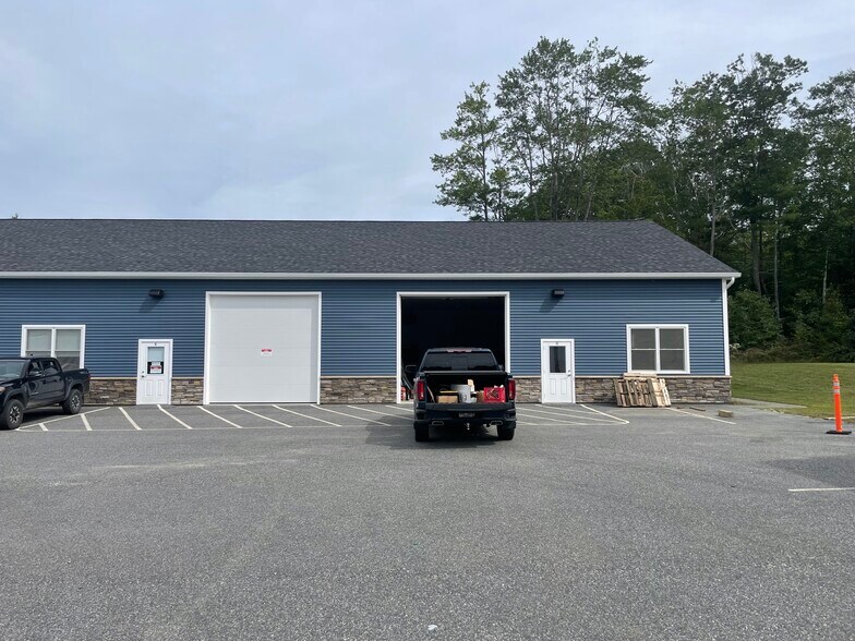 More Photos Of 12 Center Park Rd, Topsham Showroom For Lease