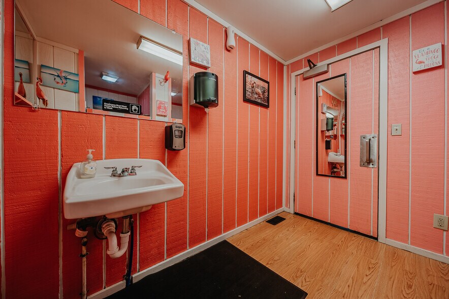 More Photos Of 706 S Washington St, Circleville Bar For Sale