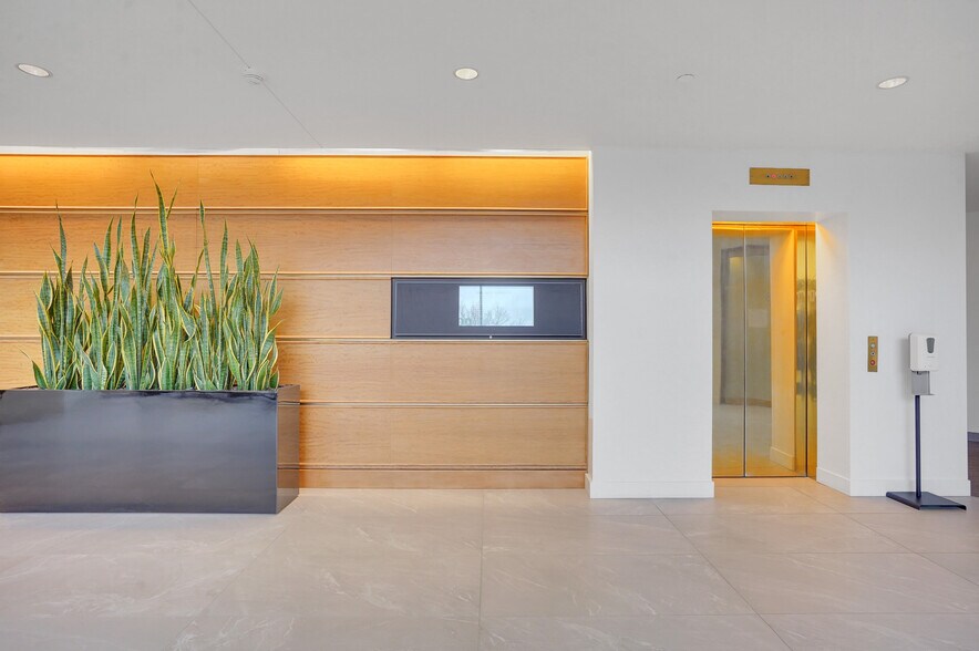 More Photos Of 31700 Middlebelt Rd, Farmington Hills Office For Lease