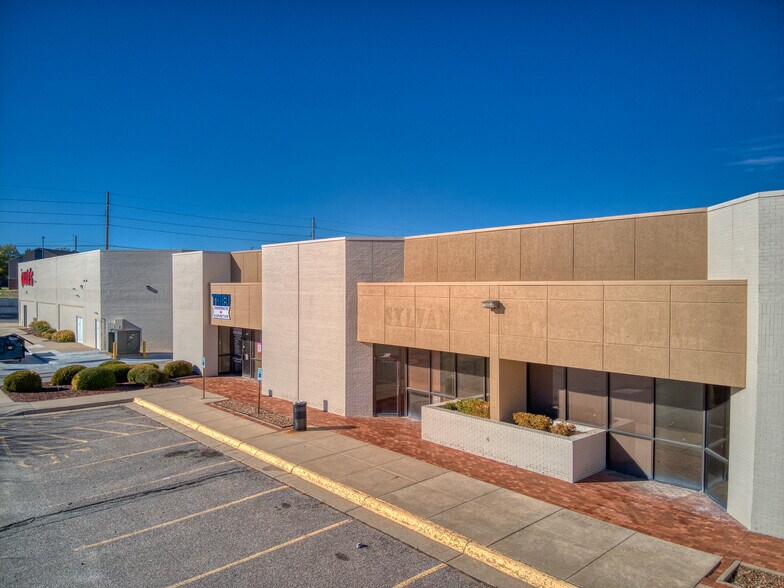 More Photos Of 2120-2140 N Woodlawn St, Wichita Unknown For Lease