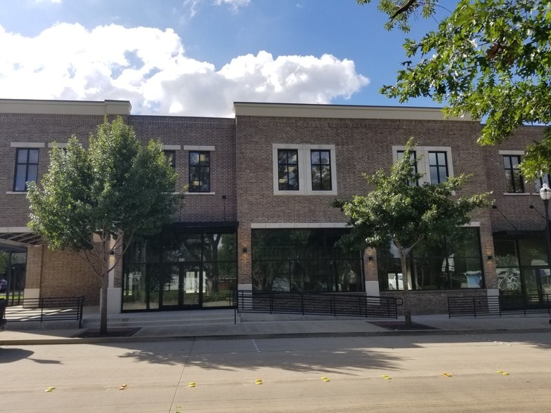 More Photos Of 409 N Oak St, Roanoke Storefront Retail Office For Lease