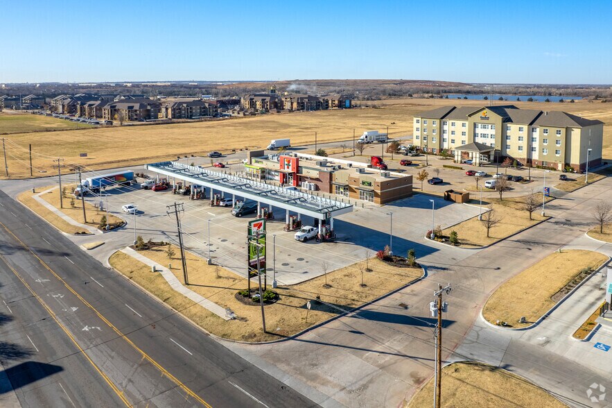 More Photos Of 735 S MacArthur Blvd, Oklahoma City General Retail For Lease