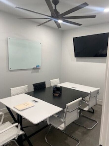 More Photos Of 3241 Franklin Ave, Midland Flex For Lease
