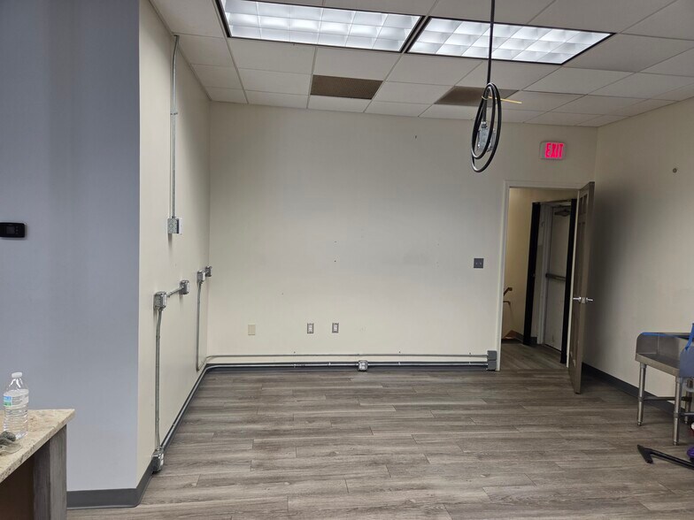 More Photos Of 101-103 S Talbot St, Addison Bank For Lease