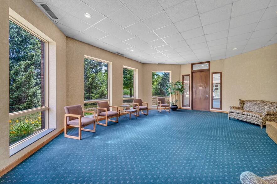 More Photos Of 391 Quadrangle Dr, Bolingbrook Office For Sale