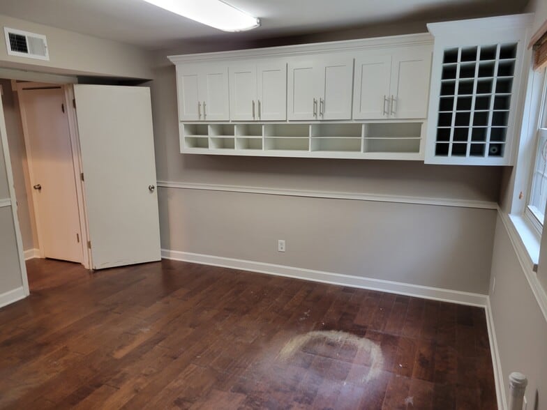 More Photos Of 4651 Roswell Rd NE, Atlanta Office Residential For Lease