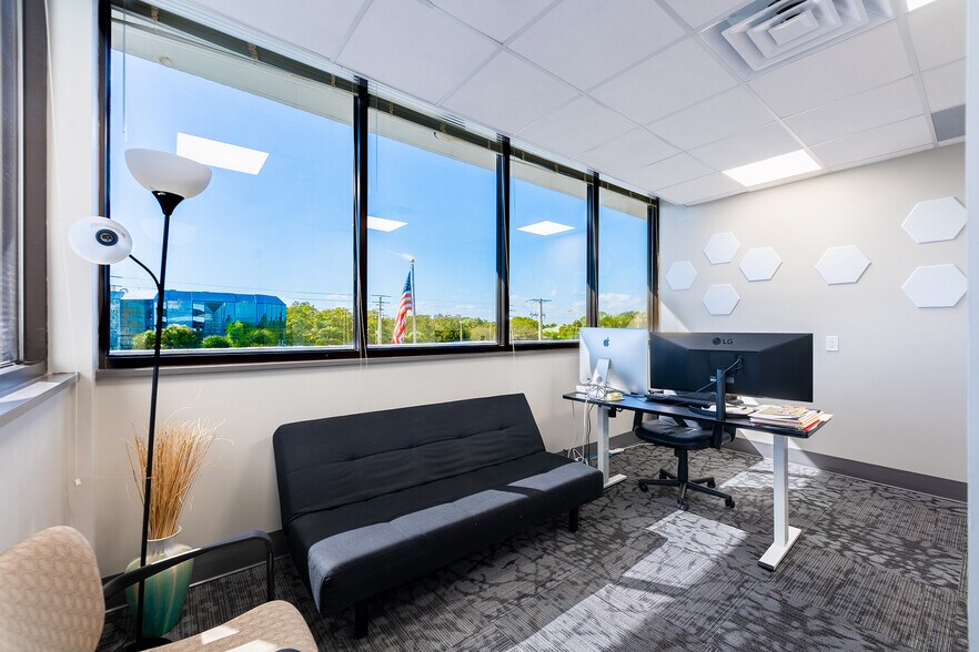 More Photos Of 2081 SE Ocean Blvd, Stuart Office For Sale