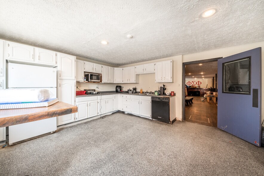 More Photos Of 112 Waverly St, Morgantown Sorority Fraternity House For Sale