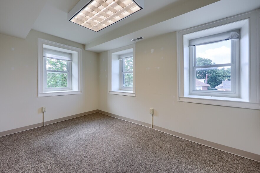 More Photos Of 390 E Main St, Ephrata Office For Sale