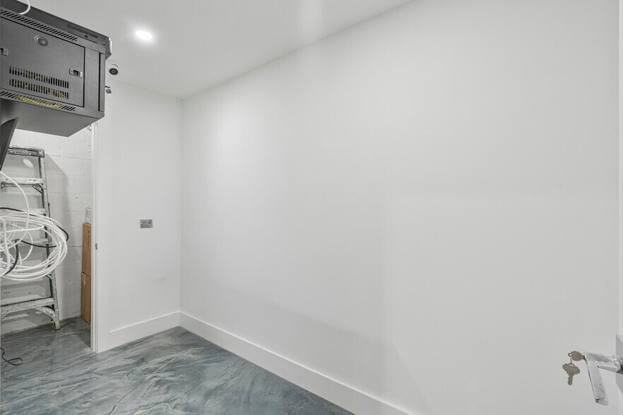 More Photos Of 2075-2129 W 76th St, Hialeah Showroom For Lease