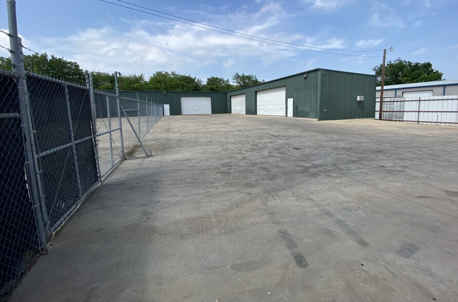 More Photos Of 308 Thomas Pl, Everman Warehouse For Sale