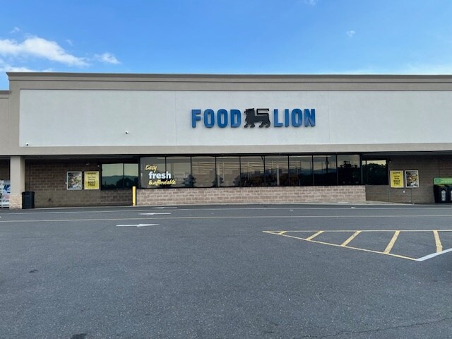 More Photos Of 1029 S Main St, Woodstock Unknown For Lease