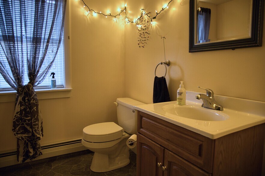 More Photos Of 24 Pleasant St, Conway Office For Sale