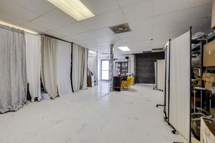 More Photos Of 302 W Victory Dr, Savannah Freestanding For Sale