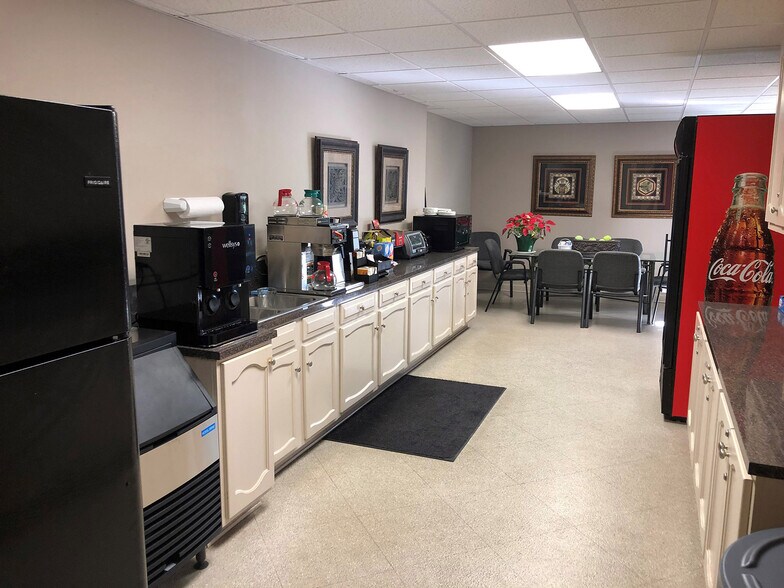 More Photos Of 3815 Interstate Ct, Montgomery Office For Lease