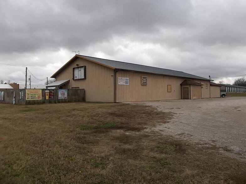 Primary Photo Of 3801 S Santa Fe Ave, Chanute Bar For Sale