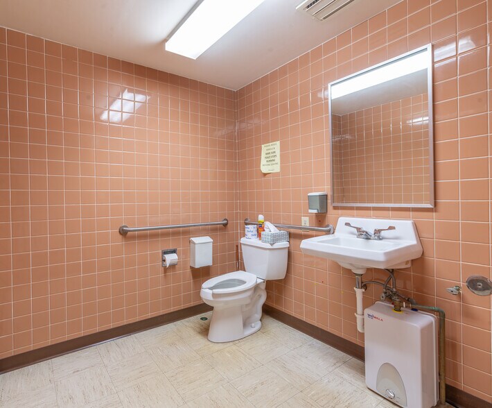 More Photos Of 210 W Spring St, Freeport Office For Sale