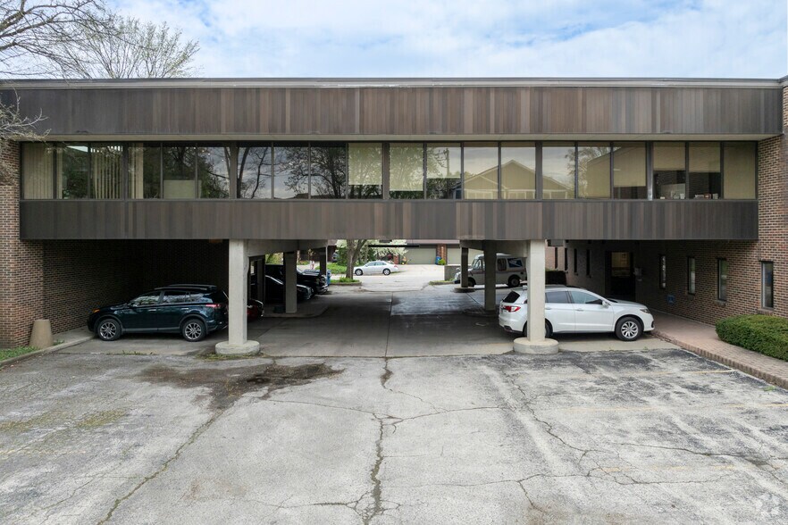 More Photos Of 257 N West Ave, Elmhurst Loft Creative Space For Lease