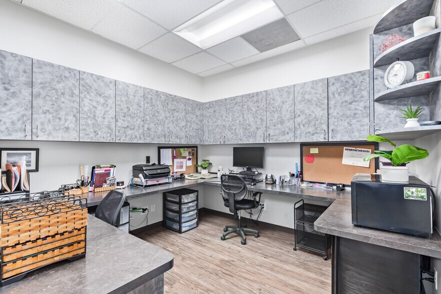 More Photos Of 15600-15650 N Black Canyon Hwy, Phoenix Office For Lease