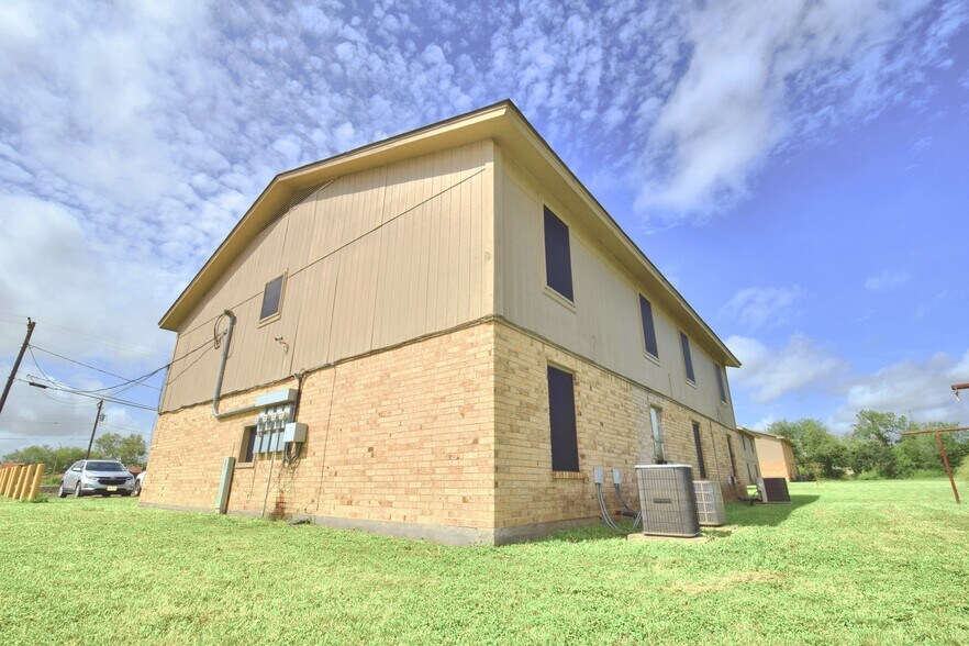 More Photos Of 303-511 E Reagan Rd, Beeville Multifamily For Sale
