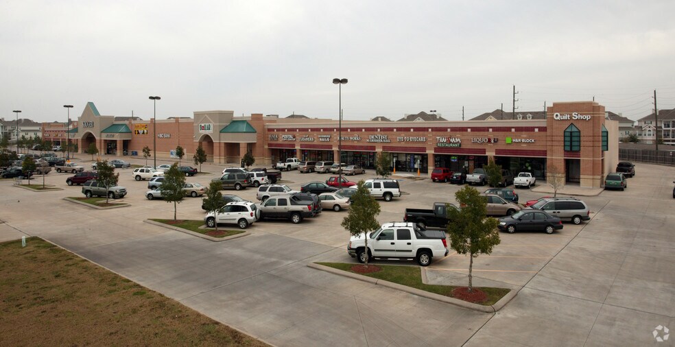 More Photos Of 11543-11581 S Hwy 6, Sugar Land Storefront For Lease
