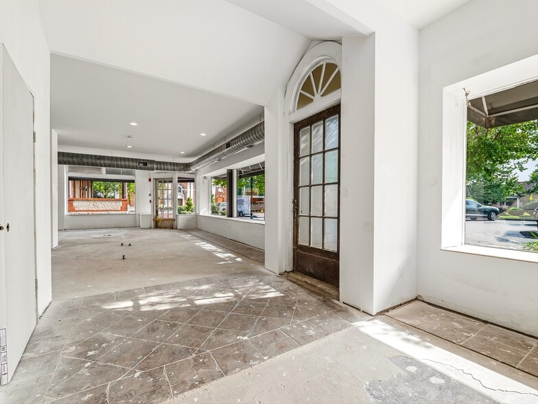 More Photos Of 5 Biltmore Plz, Asheville Storefront For Lease