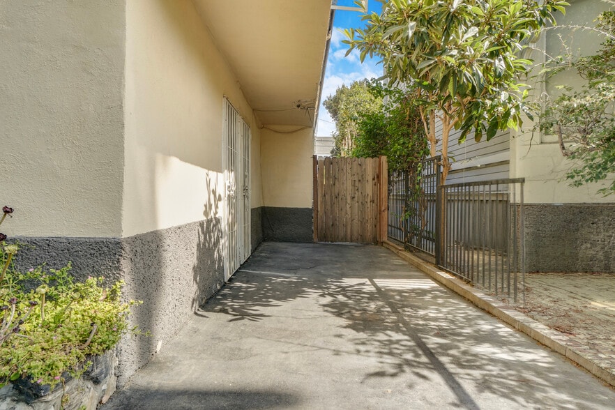 More Photos Of 1143 W 28th St, Los Angeles Multifamily For Sale