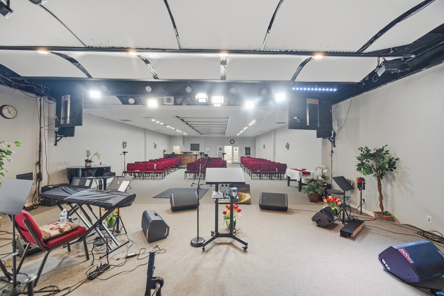 More Photos Of 14400 Northwest Fwy, Houston Religious Facility For Sale