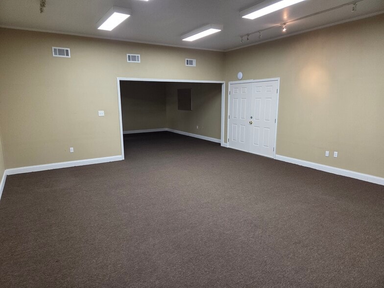 More Photos Of 3140 Lees Ln, Mobile Light Distribution For Lease