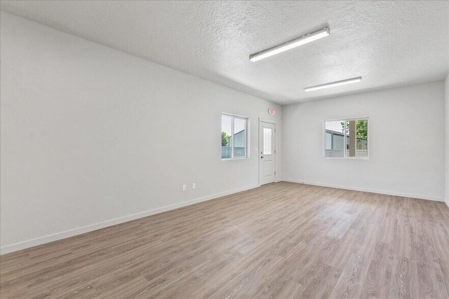 More Photos Of 225 N Happy Valley Rd, Nampa Warehouse For Lease