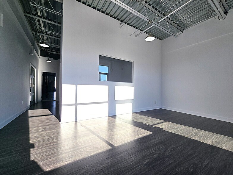 More Photos Of 557-577 Boul du Curé-Boivin, Boisbriand Warehouse For Sale