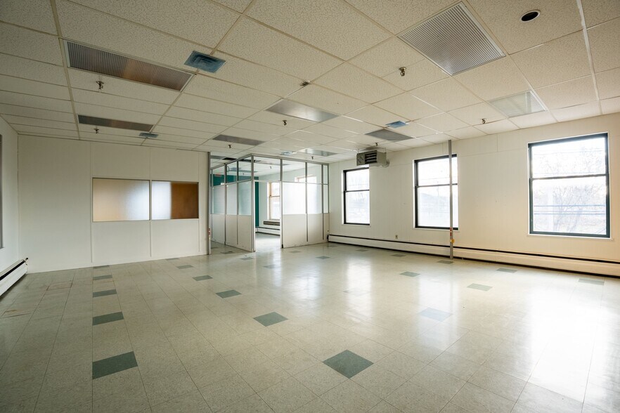 More Photos Of 110 Rue De La Rivière, Bedford General Retail For Lease