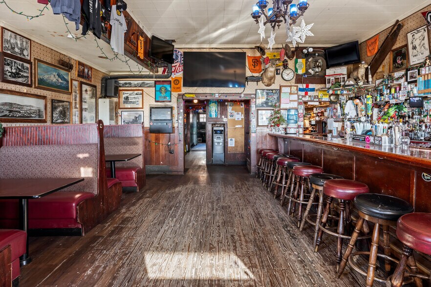 More Photos Of 45070 Main St, Mendocino Bar For Sale