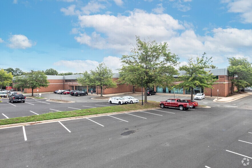 More Photos Of 4445-4449 Brookfield Corporate Dr, Chantilly Showroom For Lease