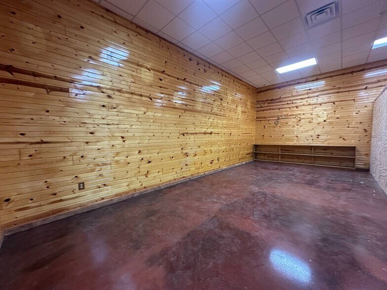 More Photos Of 111 Walnut Ln, Colona Warehouse For Lease