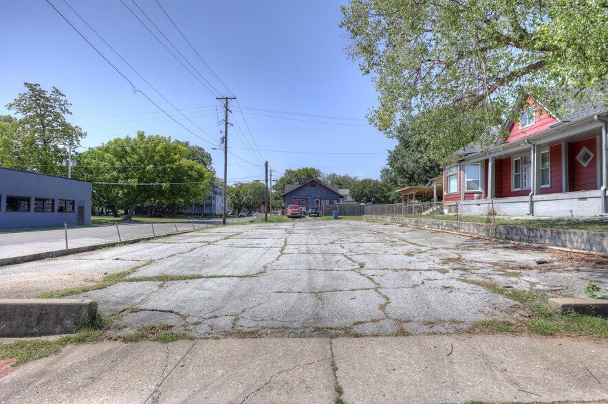 More Photos Of 102 S Wall Ave, Joplin General Retail For Lease