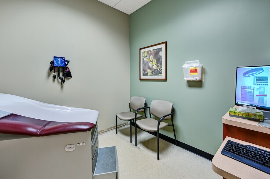 More Photos Of 1256 Waterford Dr, Aurora Medical For Sale